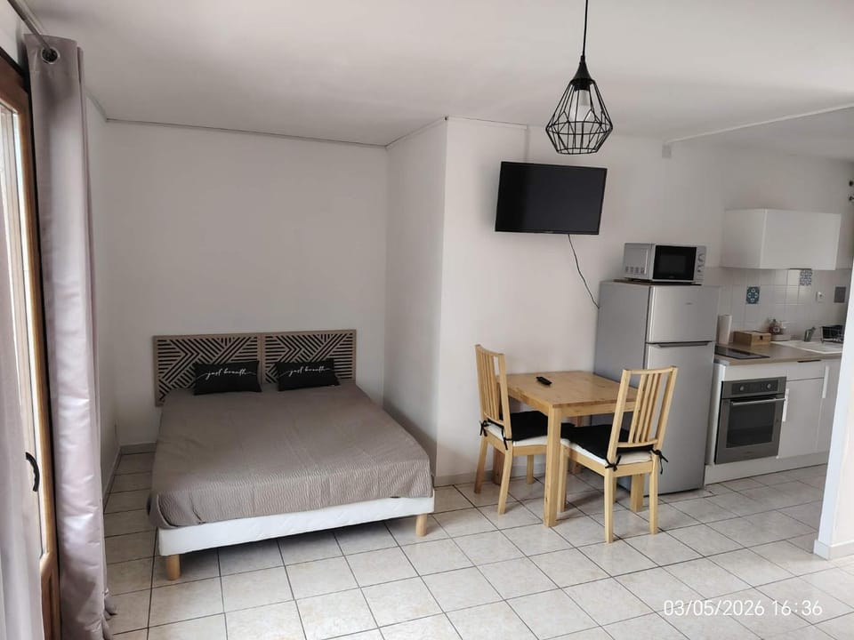 Bed, TV and multimedia, Dining area