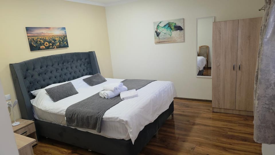 Bed, Photo of the whole room, towels