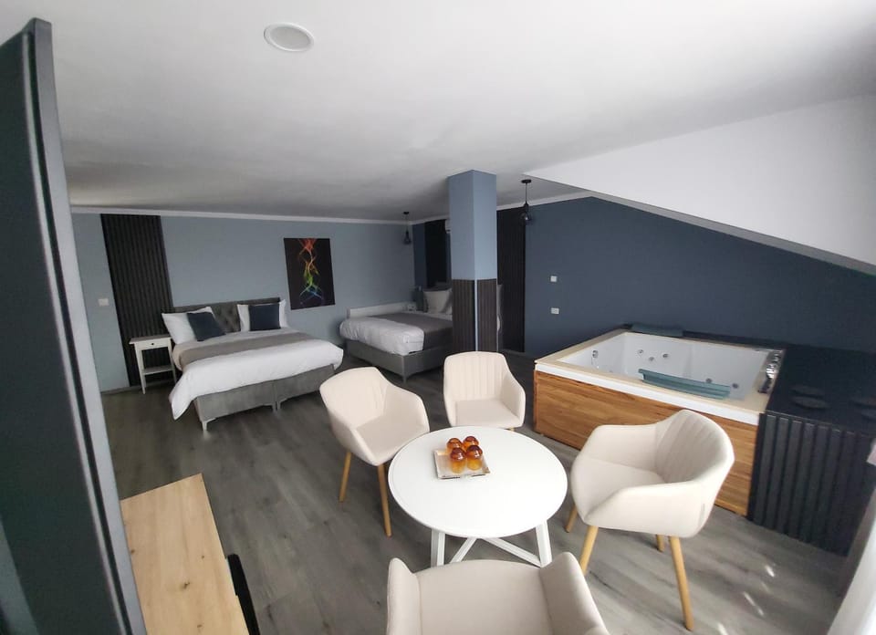 Bed, Hot Tub, TV and multimedia, Photo of the whole room
