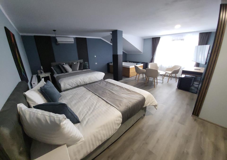Bed, TV and multimedia, Photo of the whole room