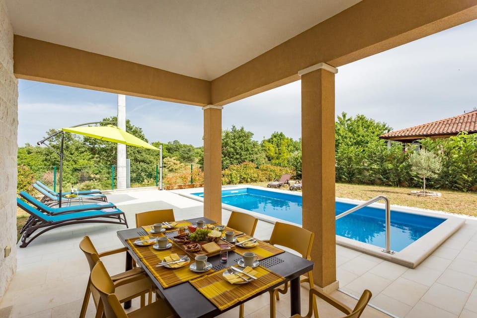 Garden, Garden view, Pool view, Swimming pool, sunbed