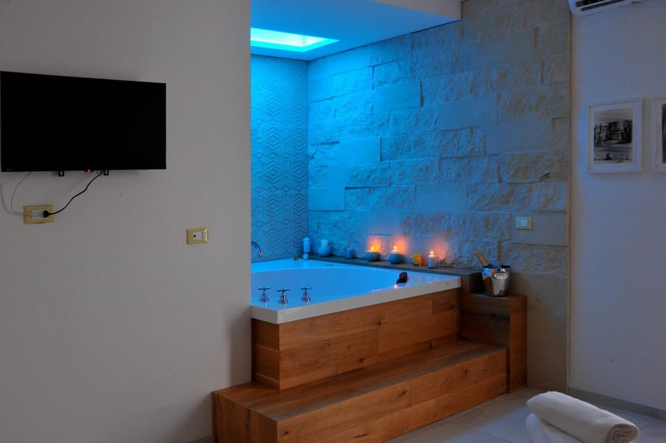 Hot Tub, Bathroom