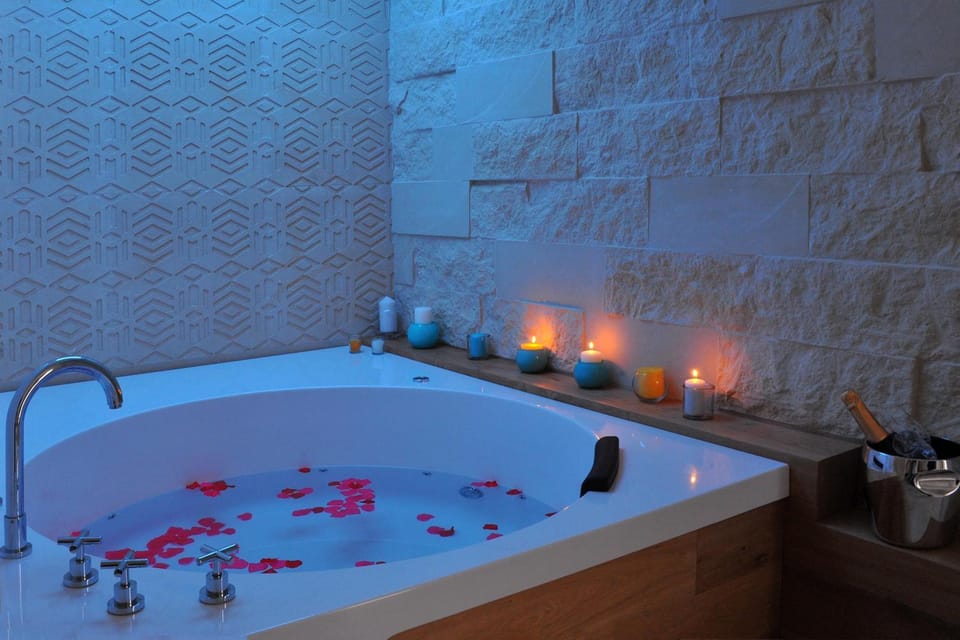 Hot Tub, Bathroom