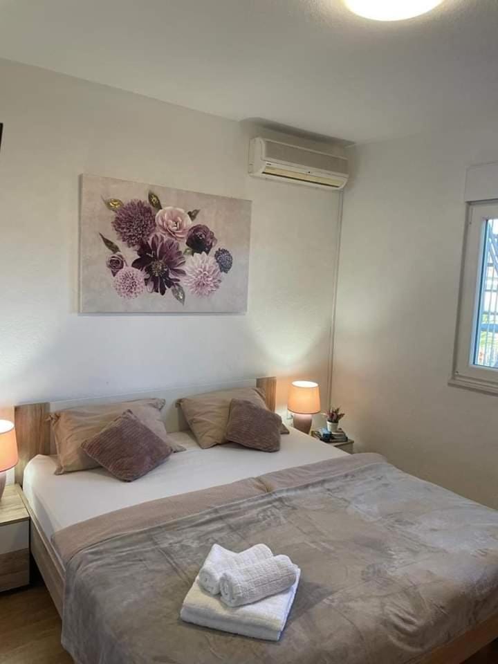 Bed, Photo of the whole room, Bedroom, towels, air conditioner
