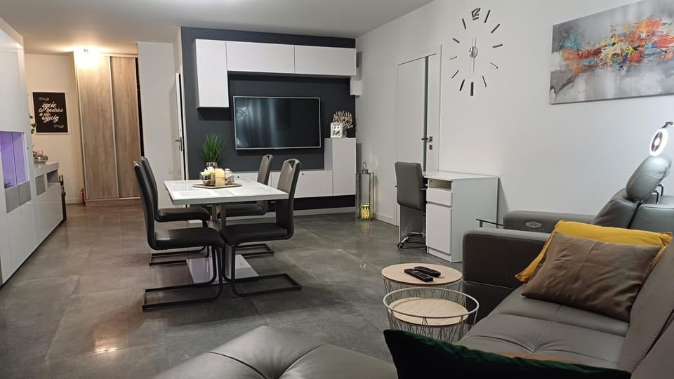 TV and multimedia, Living room, Dining area