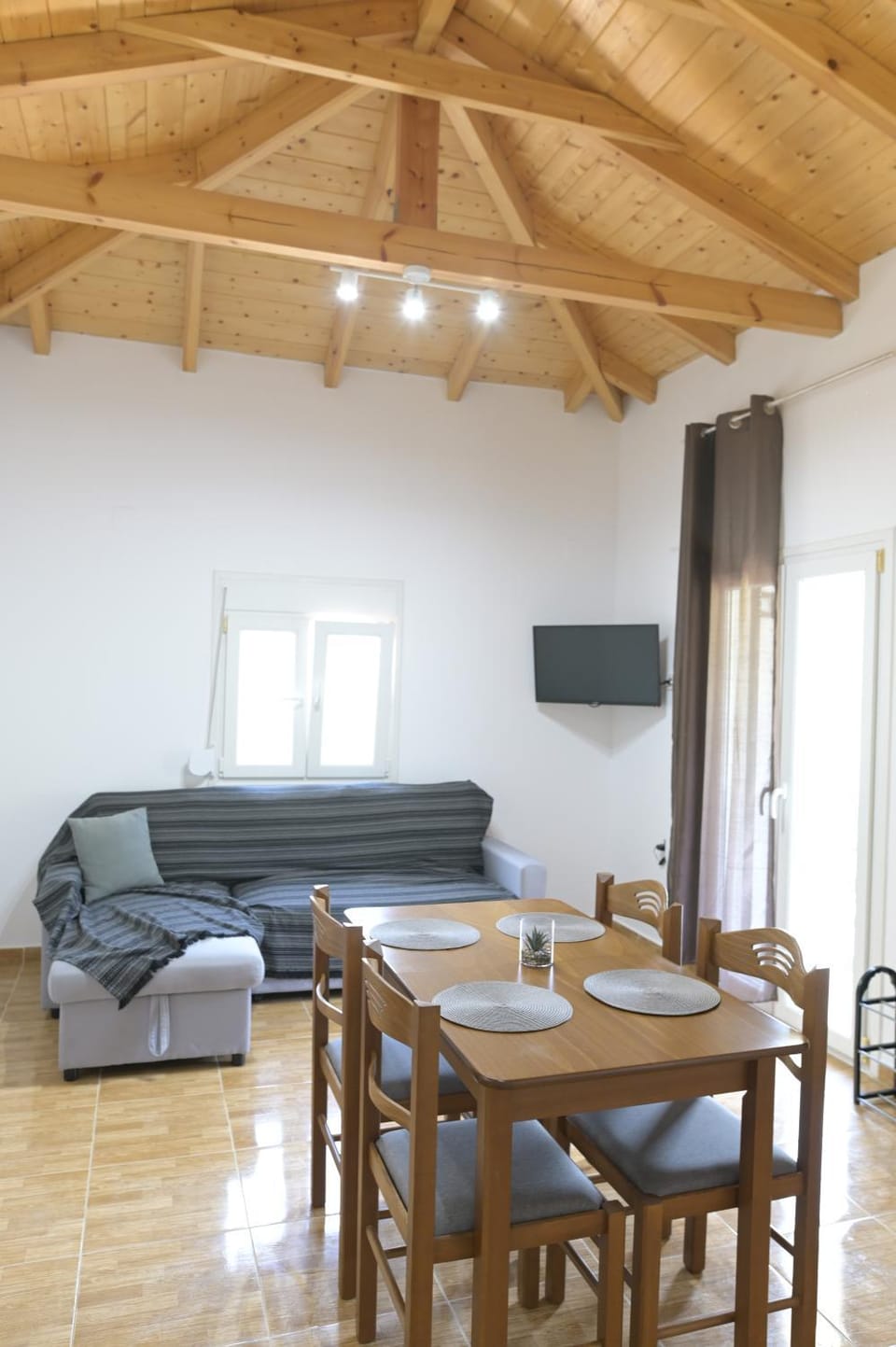 TV and multimedia, Living room, Seating area, Dining area