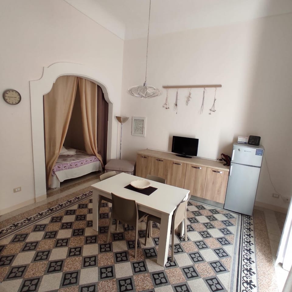 Photo of the whole room, Dining area