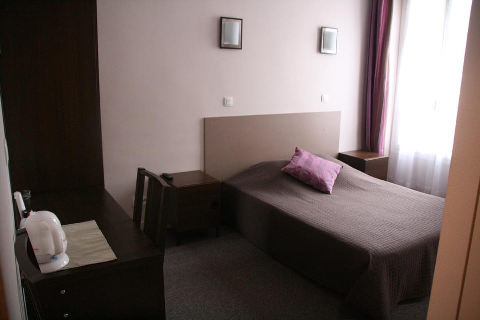 Bed, Seating area