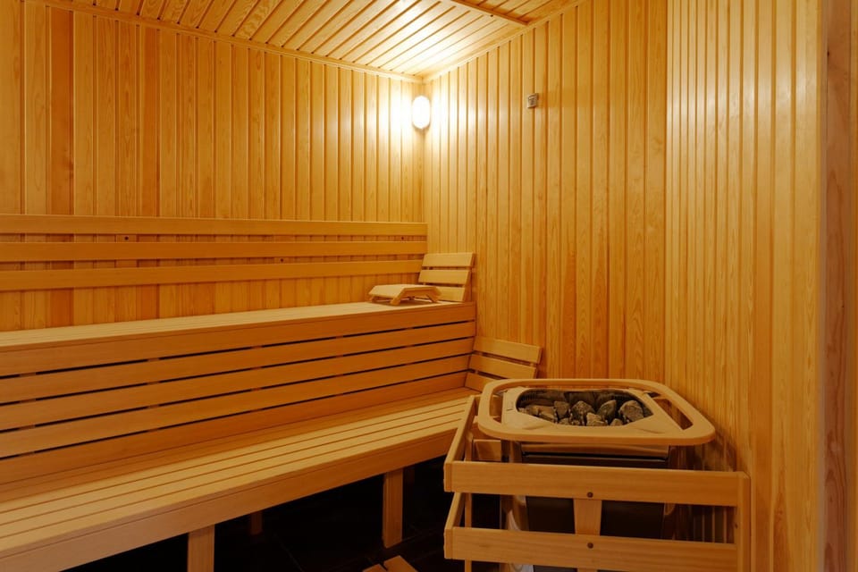 Property building, Sauna, Spa and wellness centre/facilities, Seating area, Location