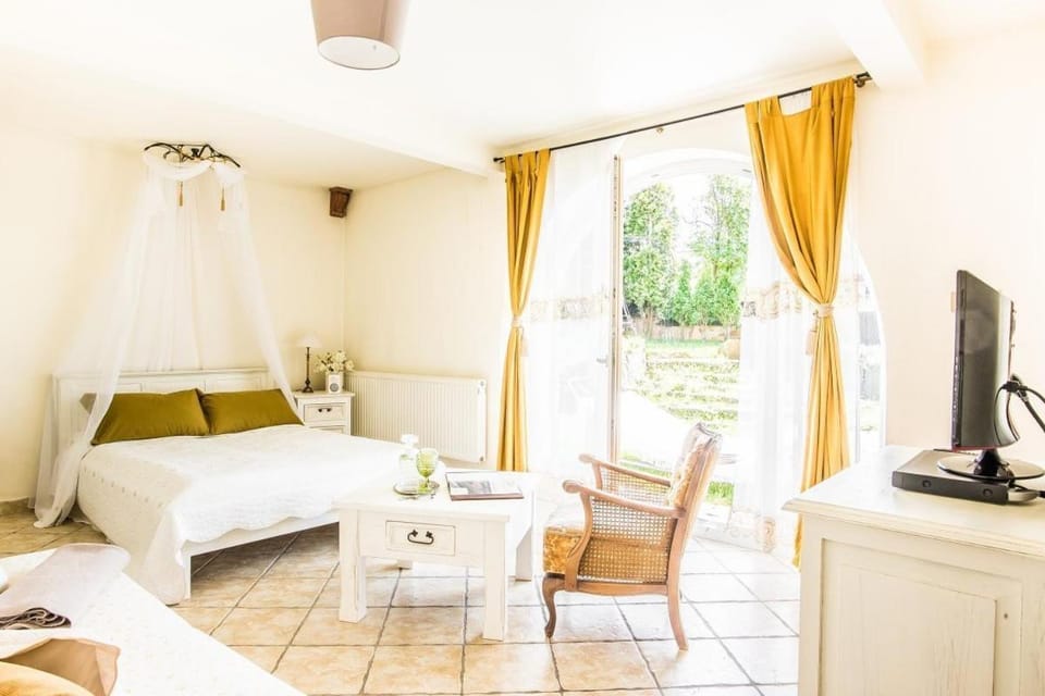 Bed, TV and multimedia, Photo of the whole room, Bedroom, towels