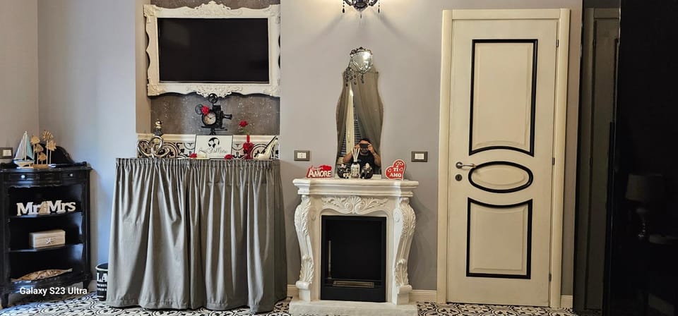 TV and multimedia, Photo of the whole room, fireplace