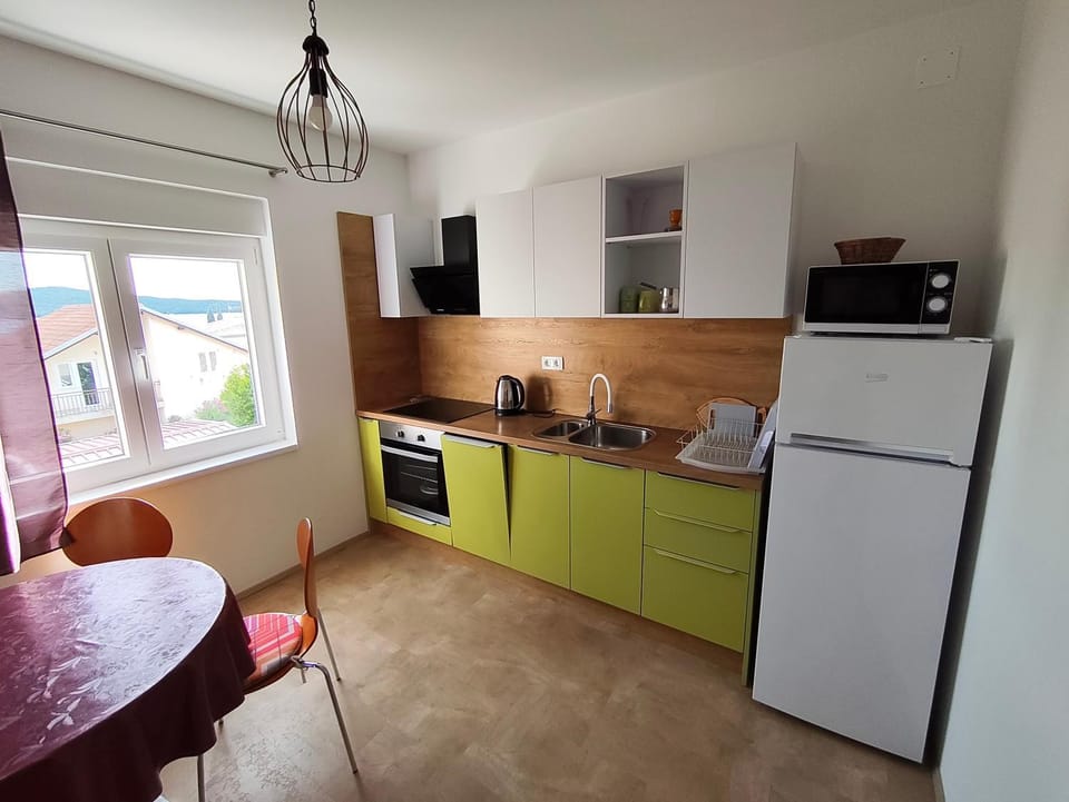 Coffee/tea facilities, Kitchen or kitchenette, Dining area, dishwasher
