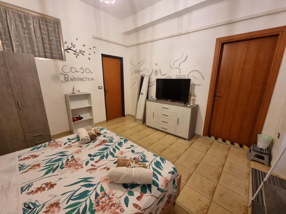 Bed, TV and multimedia, Photo of the whole room, Bedroom, wardrobe