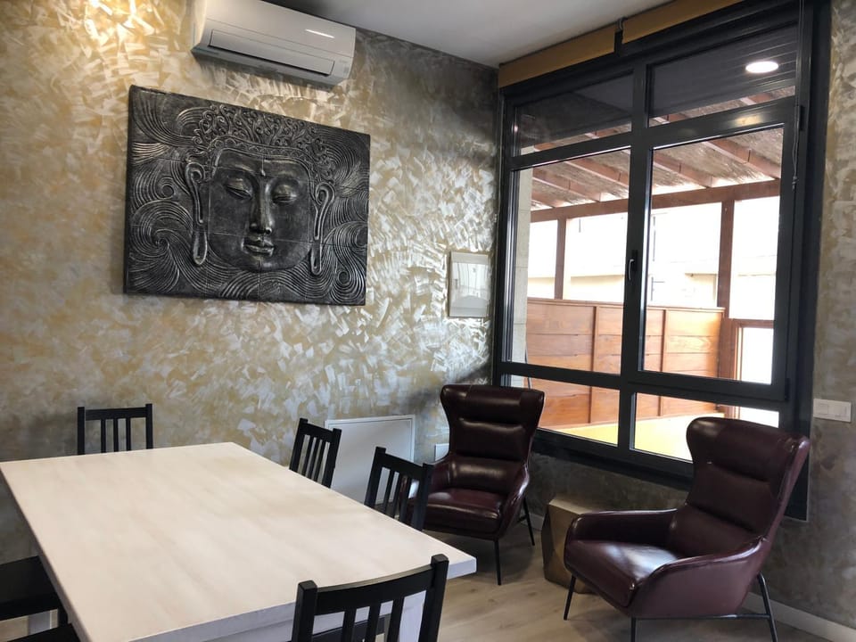 Communal lounge/ TV room, Lobby or reception, Dining area, Area and facilities, Breakfast