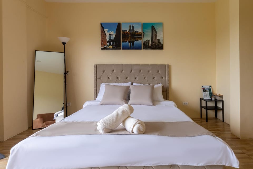 Bed, Photo of the whole room, Bedroom, towels