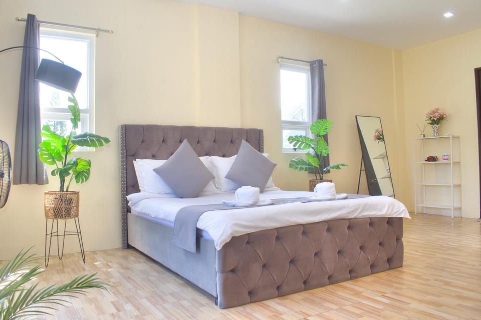 Cozy Crib Saratoga in Tagaytay Midlands with Breakfast House in Calamba
