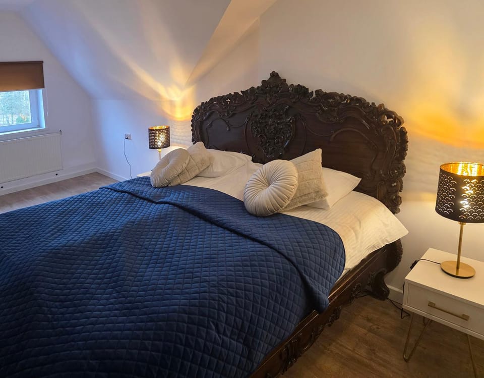 Bed, Photo of the whole room, Bedroom