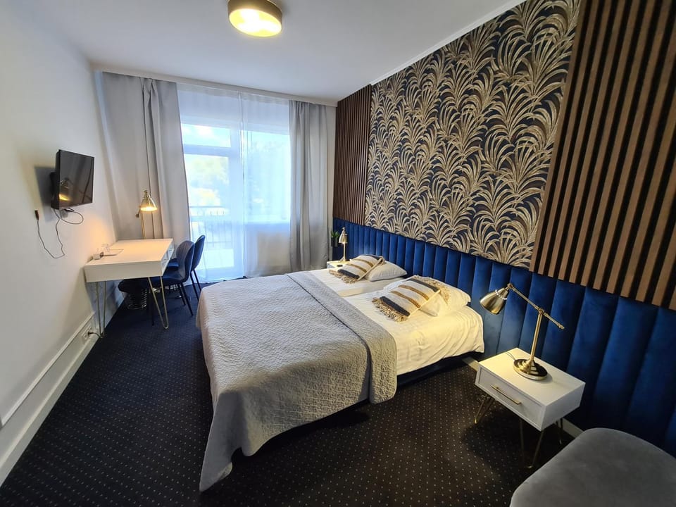 Bed, TV and multimedia, View (from property/room), View (from property/room), Other, Other, Other, Photo of the whole room, Bedroom, hair dresser, towels