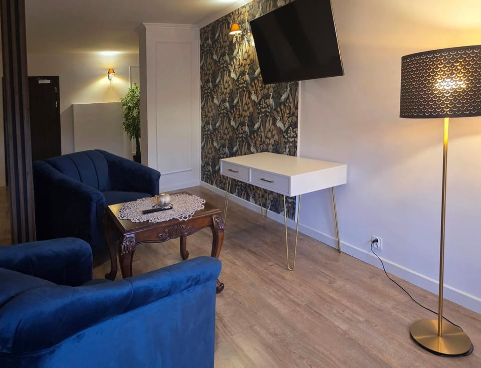 Communal lounge/ TV room, Living room, Seating area, Evening entertainment