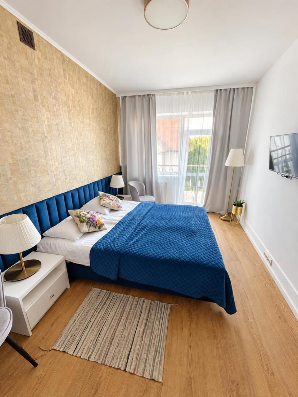 Bed, TV and multimedia, Photo of the whole room, Bedroom