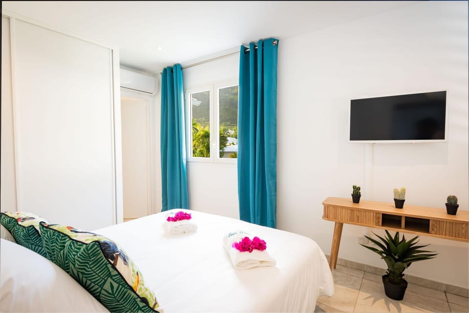 Bed, TV and multimedia, Bedroom