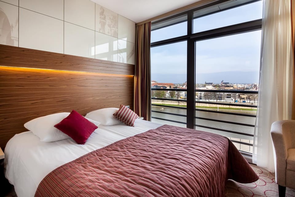 Bed, View (from property/room), Photo of the whole room, Bedroom, City view, River view, pet friendly