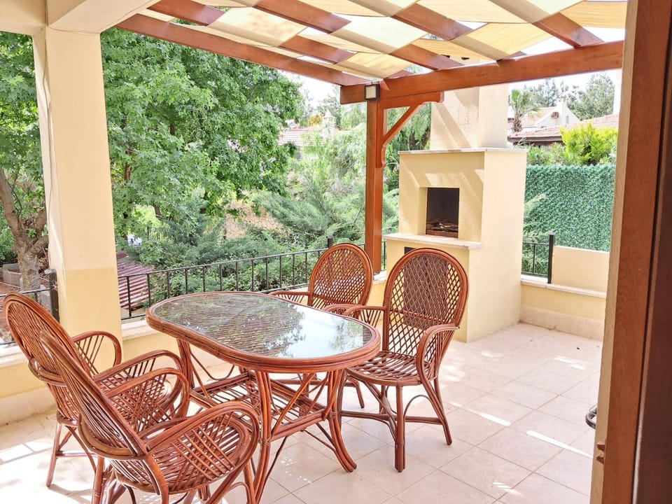Patio, Day, Balcony/Terrace, Dining area