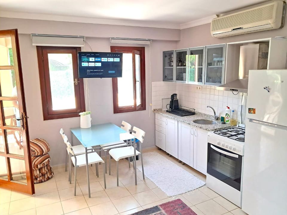 Kitchen or kitchenette, Dining area, oven, stove, air conditioner