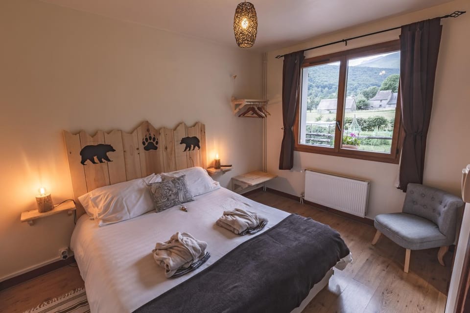 Bed, Photo of the whole room, Bedroom, Mountain view