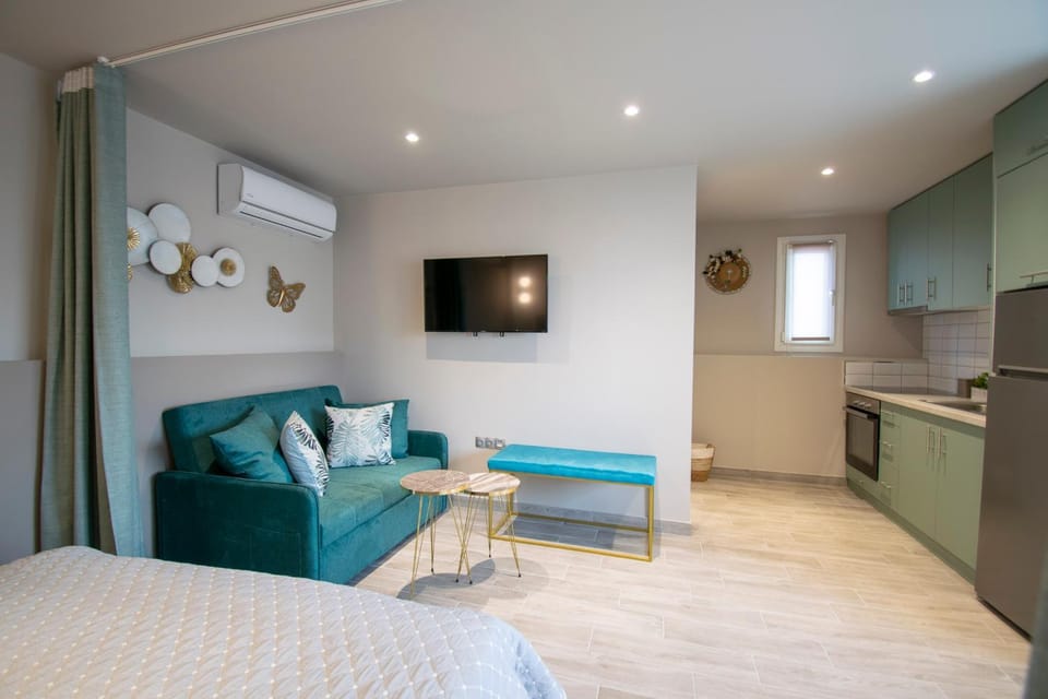 Bed, TV and multimedia, Kitchen or kitchenette, Living room, Photo of the whole room