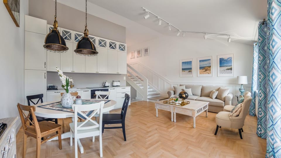 Kitchen or kitchenette, Seating area, Dining area
