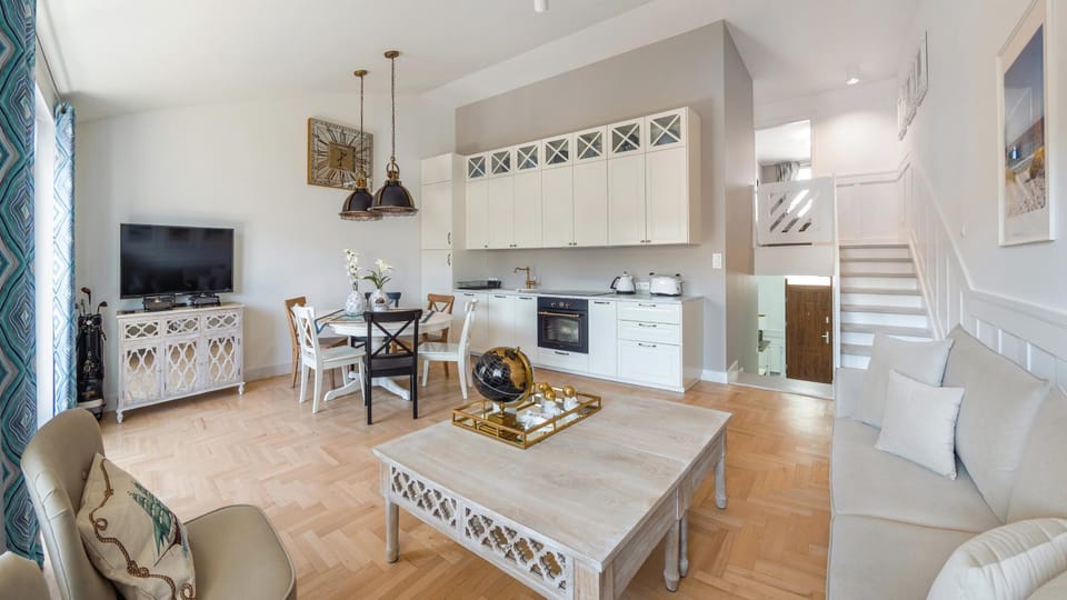 TV and multimedia, Kitchen or kitchenette, Living room