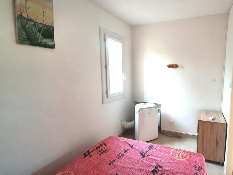 Bed, Bedroom, air conditioner