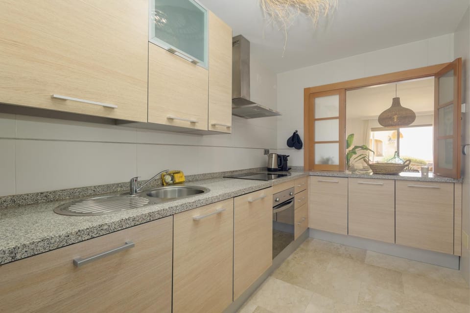 Coffee/tea facilities, Kitchen or kitchenette, dishwasher, microwave, oven, stove