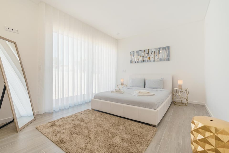 Bed, Living room, Photo of the whole room, Seating area, Bedroom