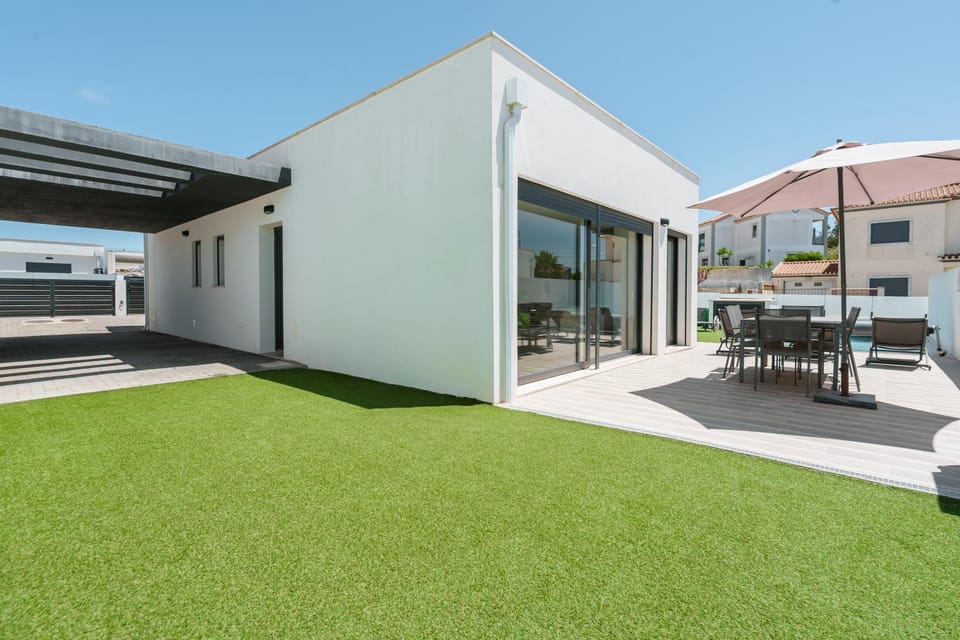Property building, Patio, Day, Garden, Living room, Seating area, Dining area, Garden view, Parking