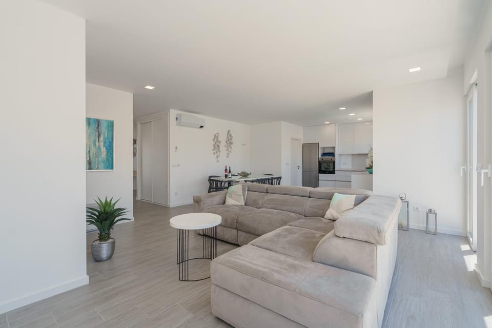 Kitchen or kitchenette, Living room, Seating area, Dining area, minibar, oven, stove