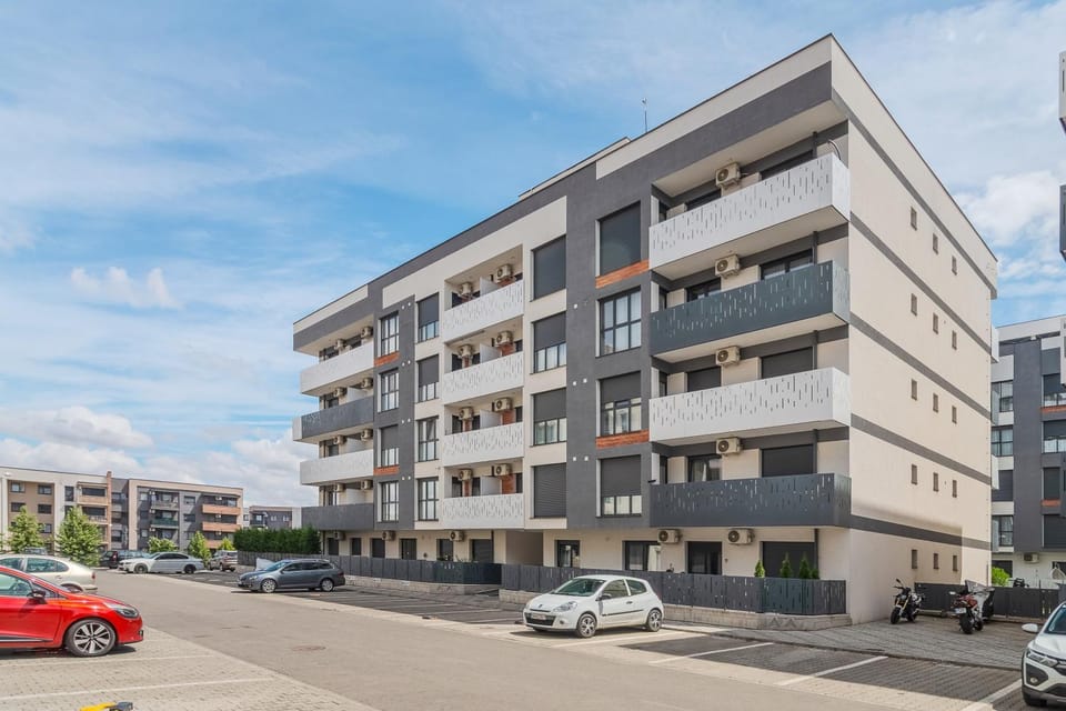 Property building, Day, Neighbourhood, Parking