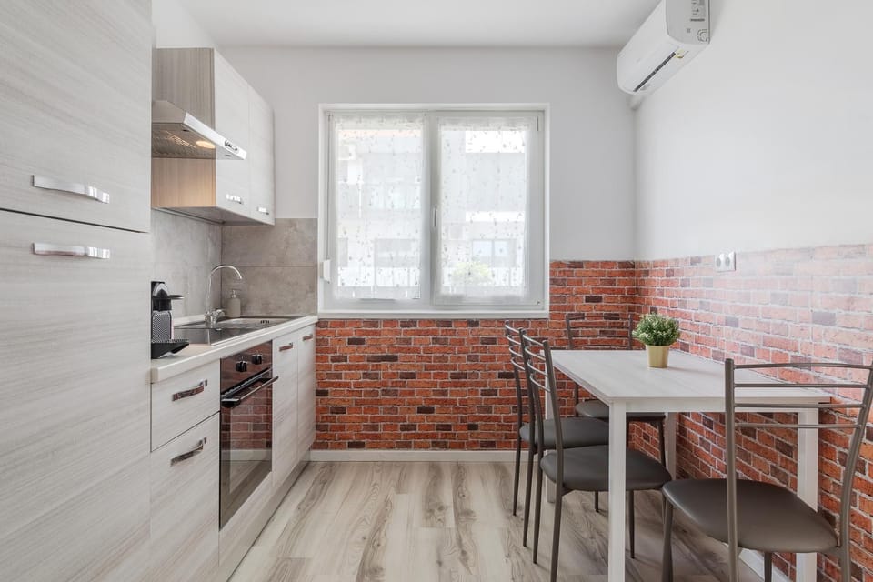 Coffee/tea facilities, Kitchen or kitchenette, Dining area, oven, stove, air conditioner