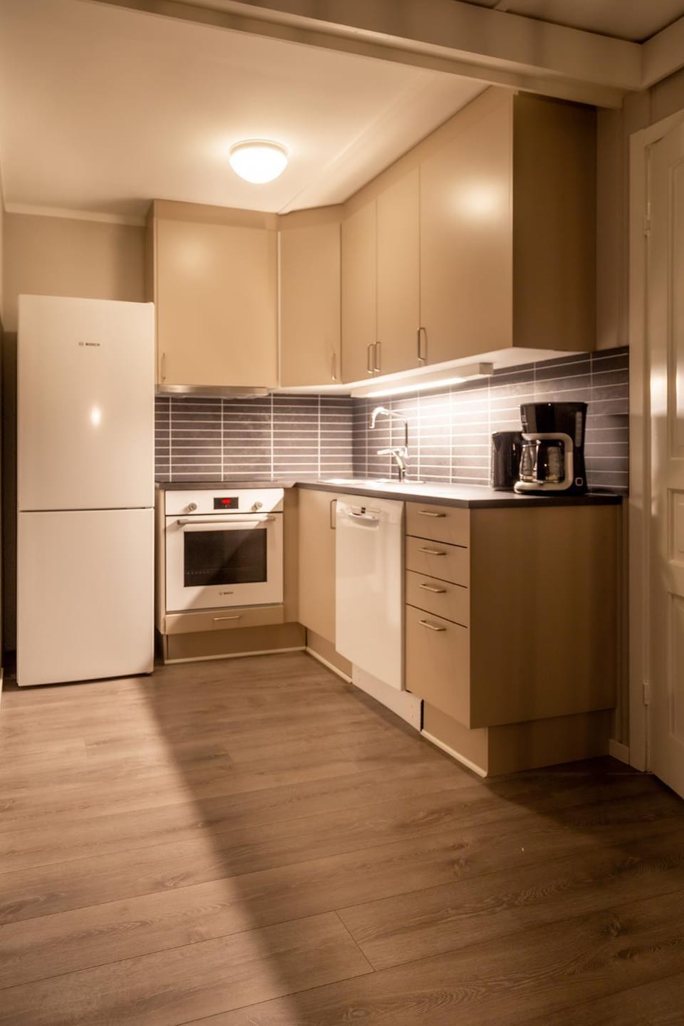 Coffee/tea facilities, Kitchen or kitchenette, dishwasher, oven, stove