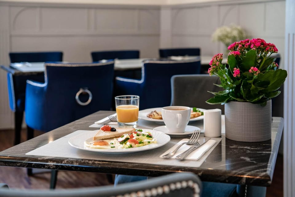 Dining area, Food, Continental breakfast