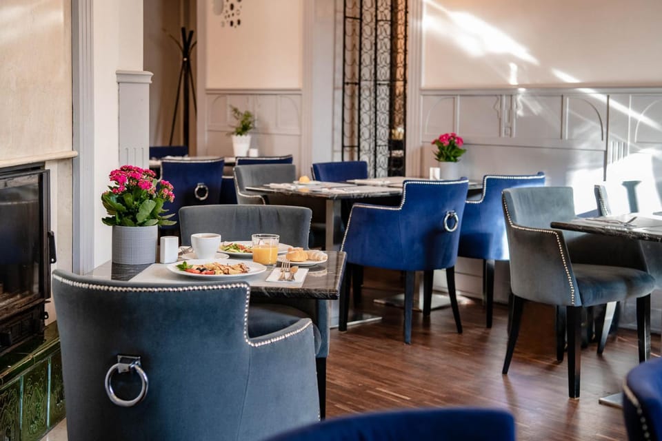 Dining area, Food