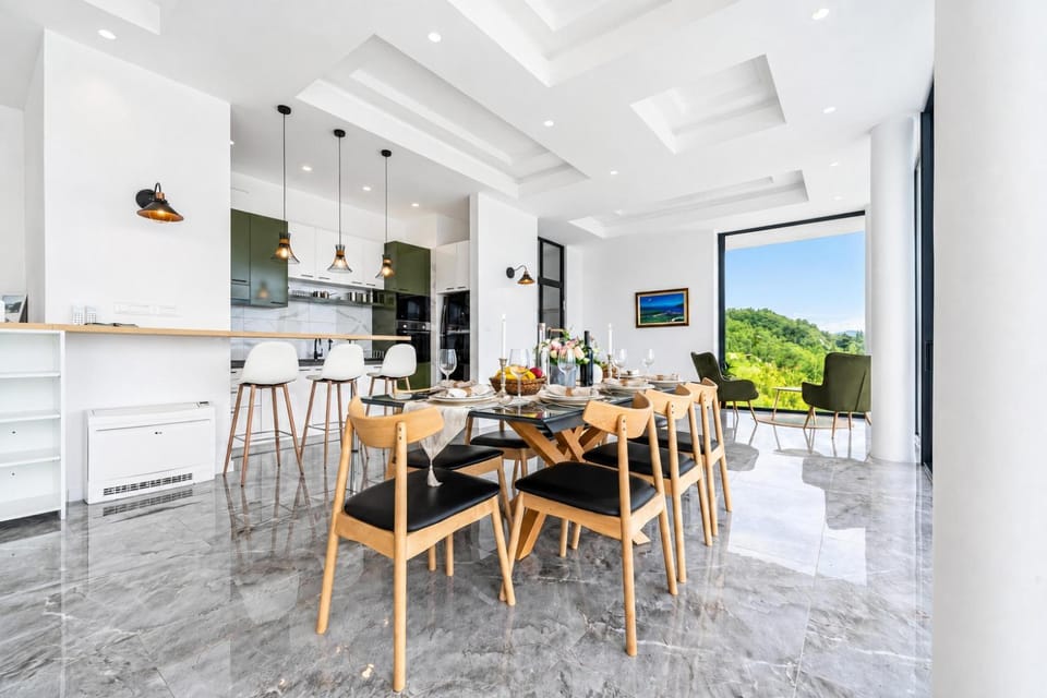 Dining area, kitchen