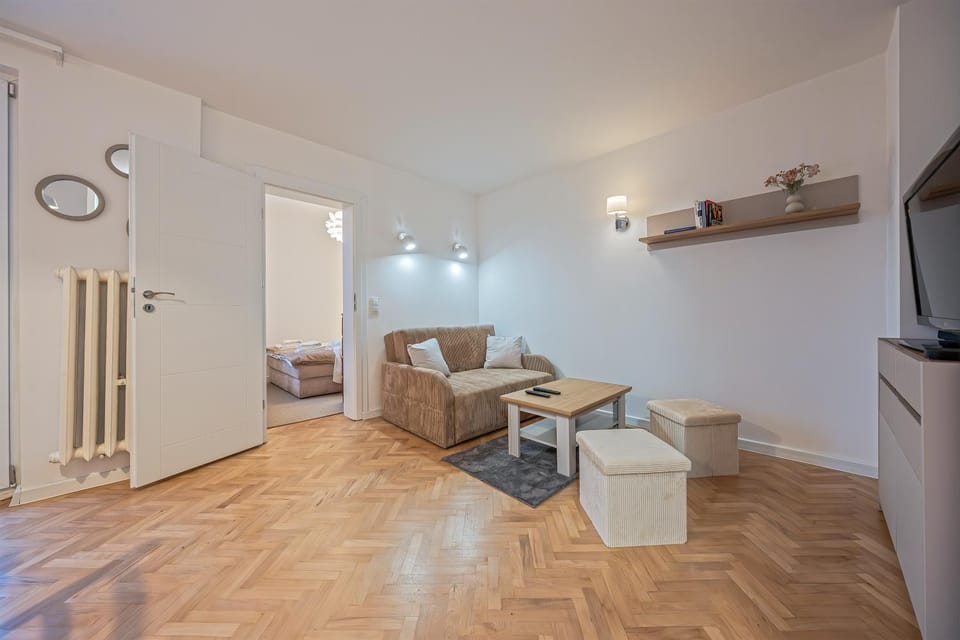 Bed, TV and multimedia, Living room