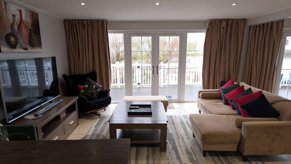 TV and multimedia, Living room, Seating area, Evening entertainment
