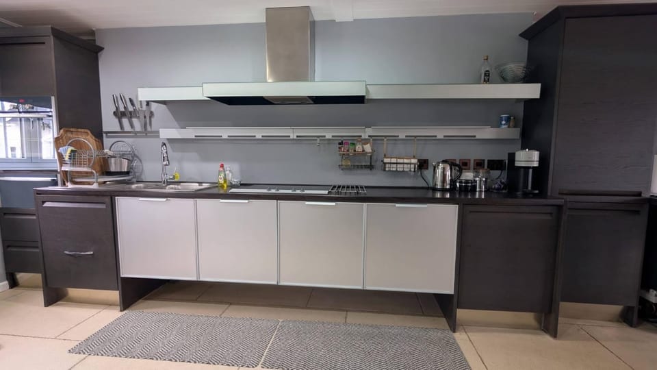Coffee/tea facilities, Kitchen or kitchenette, dishwasher, stove
