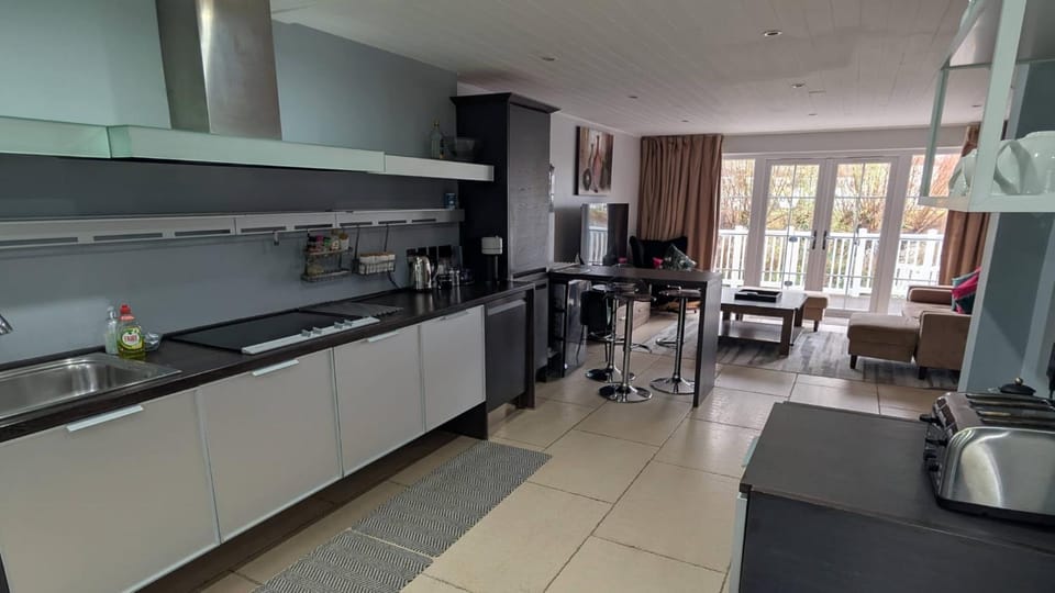 Coffee/tea facilities, Kitchen or kitchenette, Living room, oven, stove, toaster
