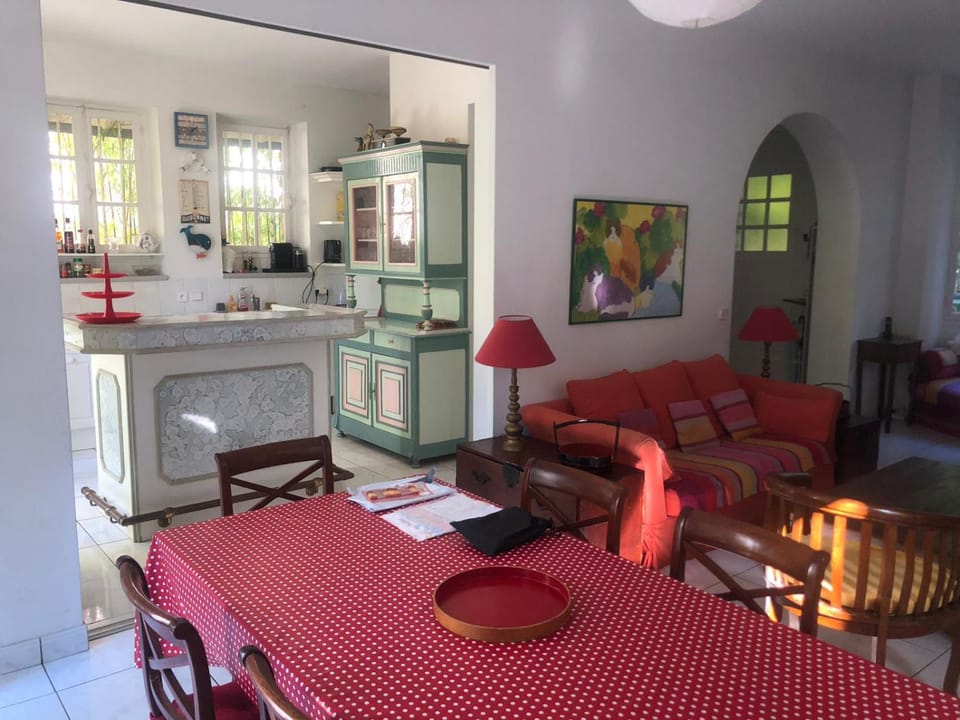 Kitchen or kitchenette, Seating area, Dining area