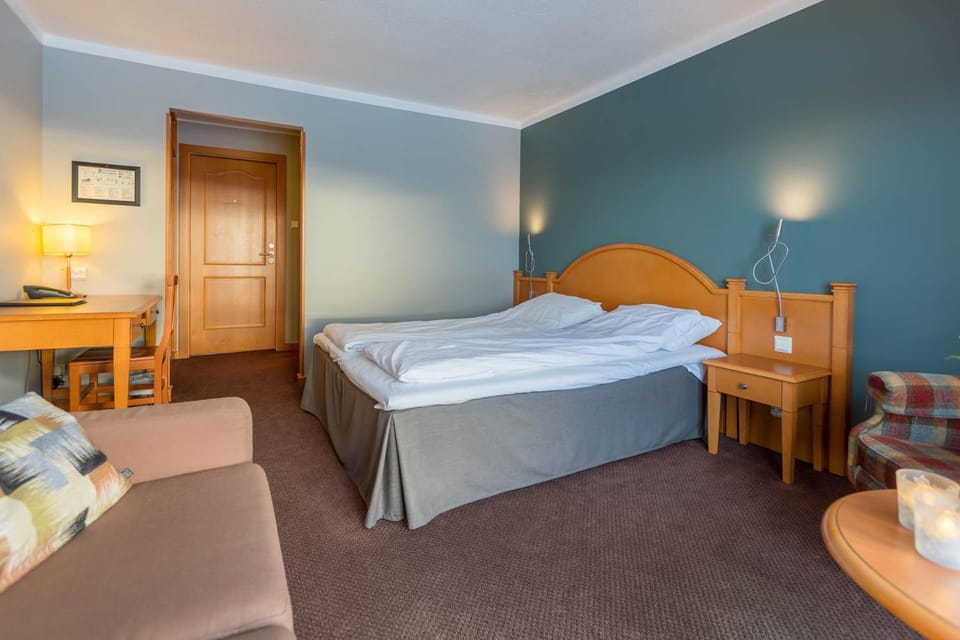 Bed, Photo of the whole room, Seating area