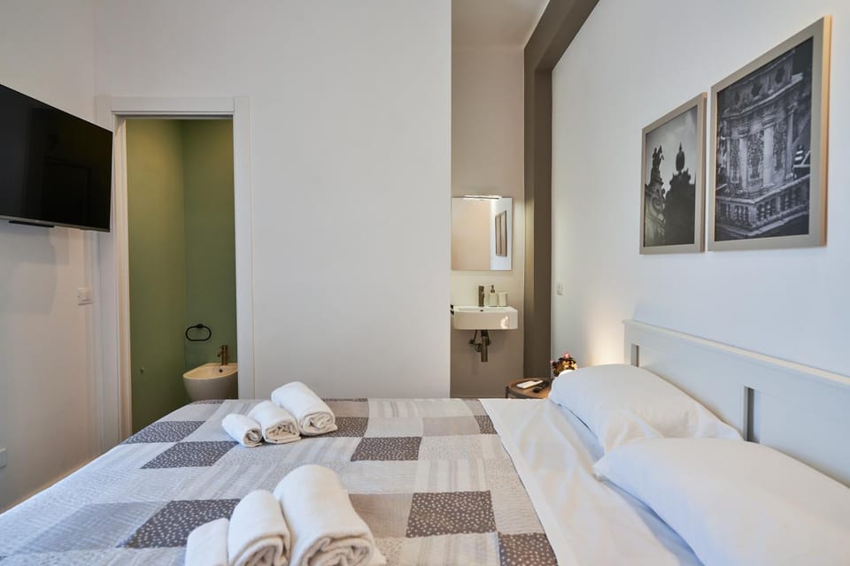 Bed, Bathroom, Photo of the whole room, Bedroom, towels
